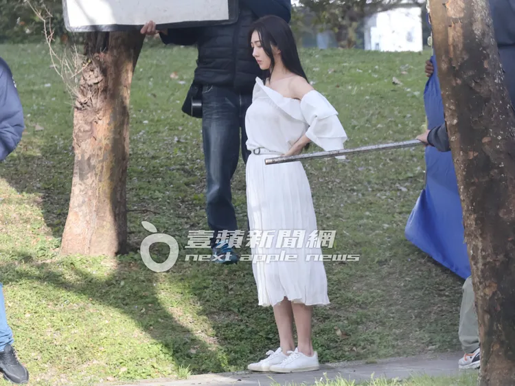 王晴醞釀內心戲，一陣風吹過來好身材呼之欲出。特勤中心攝