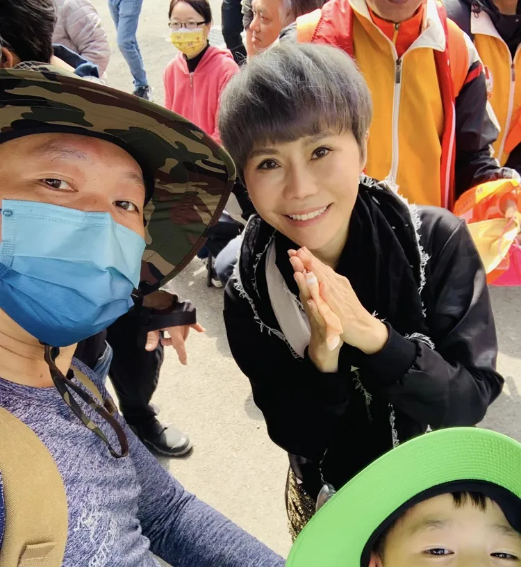 詹雅雯也參加白沙屯媽祖繞境。引自白沙屯媽祖全球徒步聯誼會