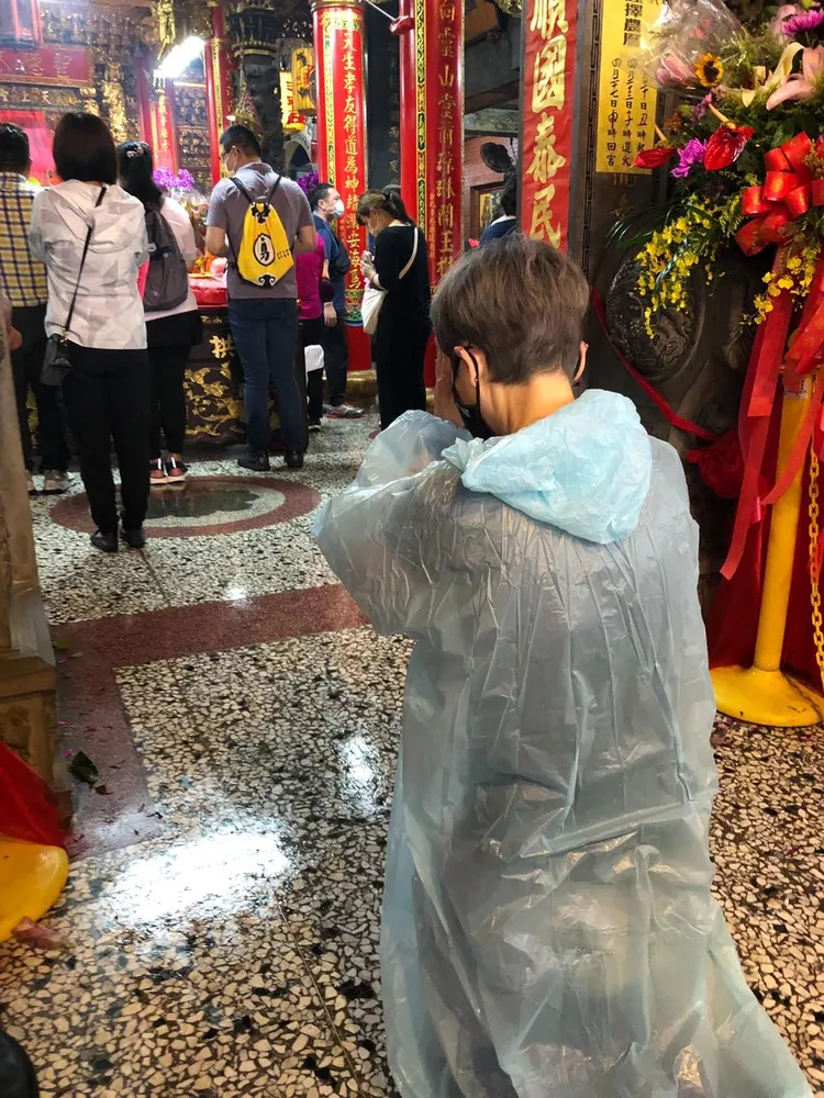 信仰虔誠的她，也常分享到廟宇參拜照片。引自詹雅雯臉書