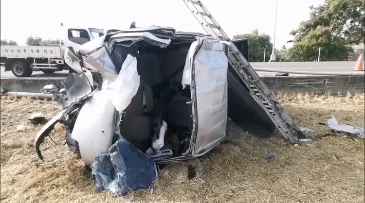 車輛衝撞小六女童的電動自行車後翻滾到田裡。讀者提供