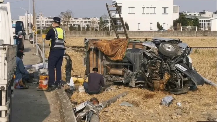 車輛撞擊小六女童後，整輛車翻進田裡。讀者提供