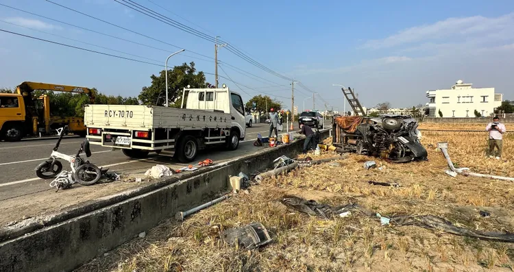 小貨車撞擊雙載女學生的電動自行車後翻落田中，電線桿也連根拔起，警方到場將掉落田中電動自行車抬到路邊。讀者提供