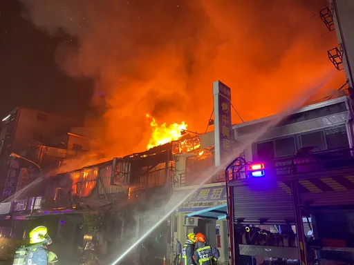 台中火車站前機車出租行晚間驚傳大火　延燒4戶灌救中