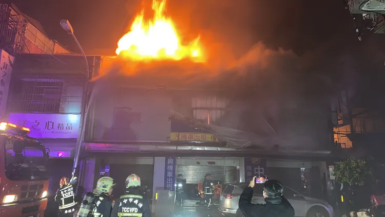 現場為連棟鐵皮建物。翻攝記者爆料網