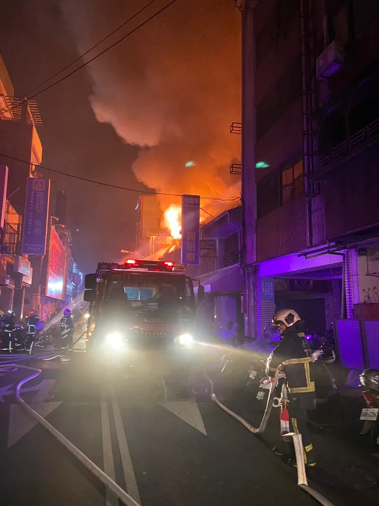 消防人員仍在灌救中。翻攝記者爆料網