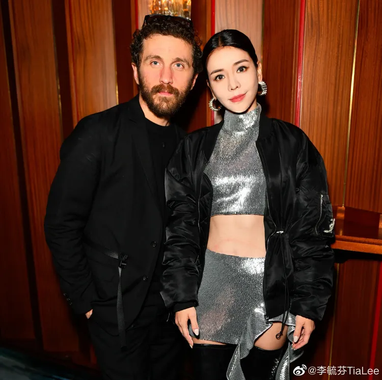 李毓芬（右）穿中空裝與設計師David Koma合影。翻攝李毓芬微博