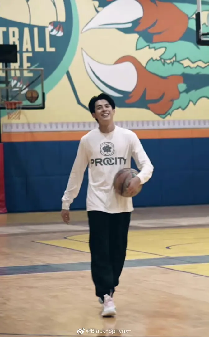 王鶴棣在球場開心地抱球。翻攝black-sphynx-微博