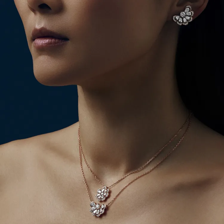 Precious Lace系列珠寶自「Mini-Froufrou」花卉與「Vague」海浪圖案延伸出優雅印記，賦予了光線於寶石中流竄的空間。品牌提供