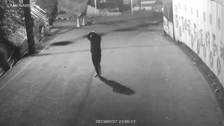 陳男縱火後，離開金山財神廟。翻攝畫面