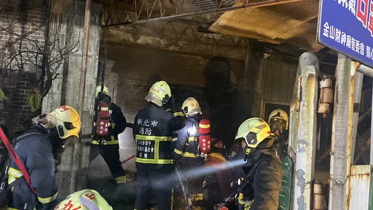 金山財神廟遭人縱火，警消拉設水線搶救。翻攝畫面