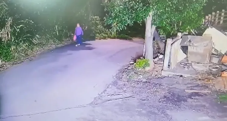 陳男步行離開金山財神廟。翻攝畫面