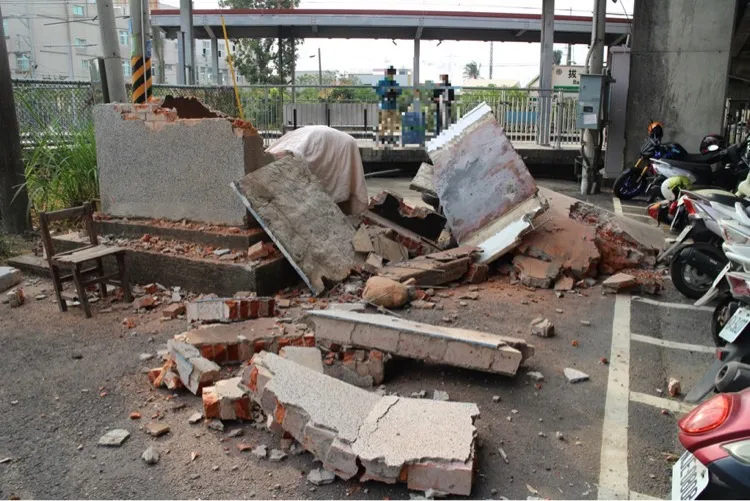 事故現場一片狼藉，令網友議論紛紛。讀者提供