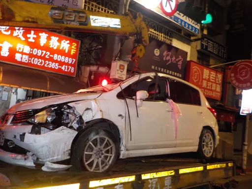開車撞圓環後四輪朝天　北市女駁飲酒「只有吃麻油雞」