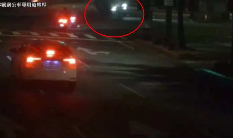 監視器拍下車禍瞬間。翻攝畫面