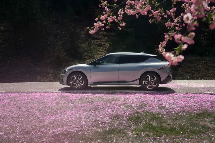 純電跨界休旅Kia EV6，在1月以領牌數98台榮奪非豪華進口品牌電動車第二名。原廠照片