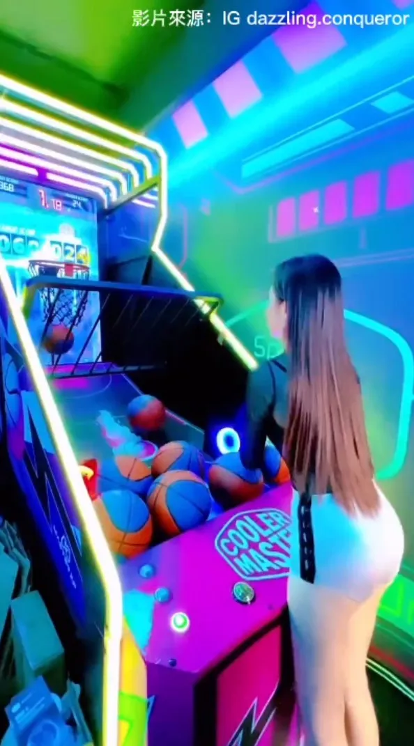 女子可是練過，每投必中。IG@dazzling.conqueror 提供
