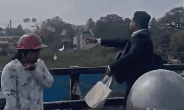 一名男子上個月在班加羅爾一座橋上灑錢，導致交通大亂。翻攝推特