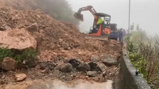 新北金水公路土石坍方 道路雙向中斷!預估今傍晚恢復通行