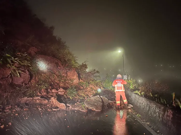 受到大雨影響，金水公路今晨坍方，道路遭土石掩埋。翻攝畫面