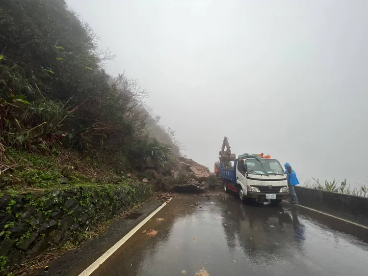 工作人員正積極搶修道路。翻攝畫面