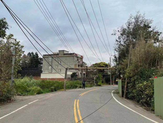 電桿攔腰而斷。大園警分局提供