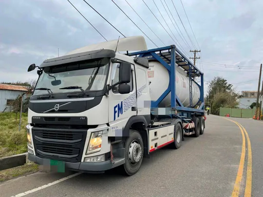 貨櫃車未注意限高扯斷電線 電桿攔腰斷!觀音區667用戶一度大停電