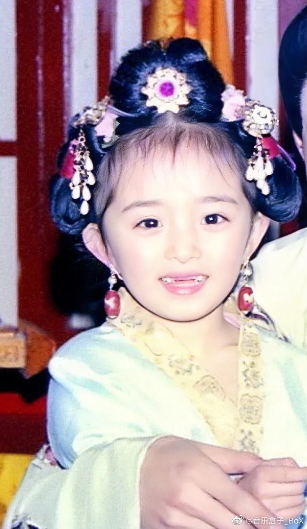 楊冪4歲時被挑選演古裝劇的小公主。翻攝音樂盒子_box微博
