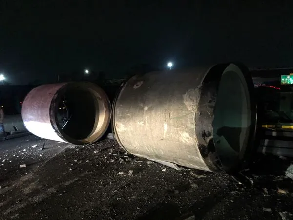 國道一號新營段今早發生拖車混凝土管掉落、多車撞上意外，目前僅開放內側車道通行。翻攝記者爆料網