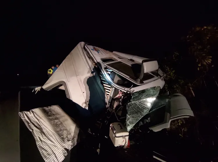 拖板車車頭嚴重毀損。讀者提供