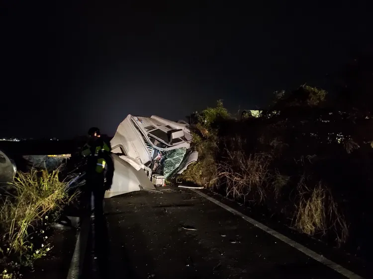 拖板車車頭嚴重毀損。讀者提供