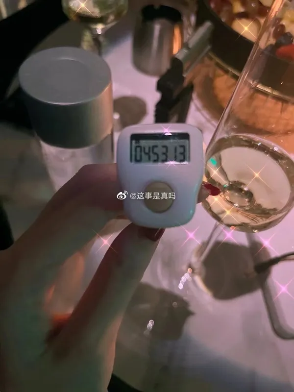 女子手中的機器跟號碼引起網友好奇。翻攝這事是真嗎微博