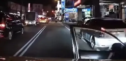 三寶1舉動「車門慘遭對折」　15秒影片讓網友狂喊：看完好爽