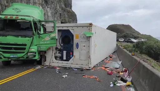台2線83K貨櫃車重心不穩傾斜側翻 塞爆!車身佔雙向車道往來一度中斷