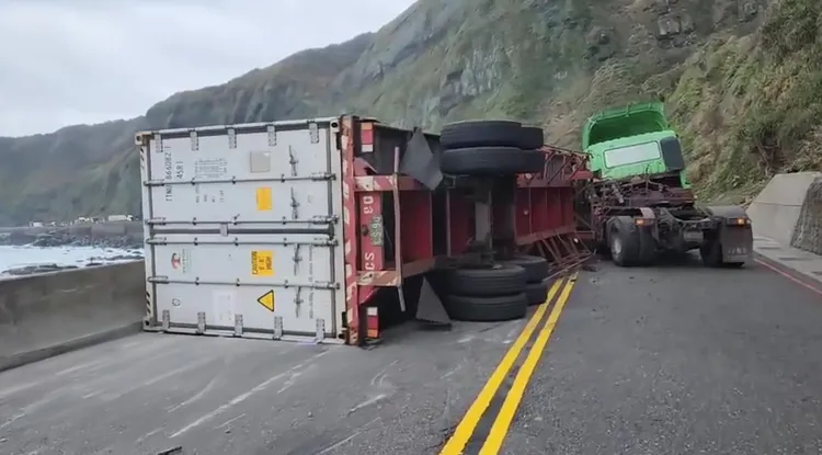 貨櫃車翻覆占用2線車道，導致後方車輛嚴重回堵。翻攝畫面
