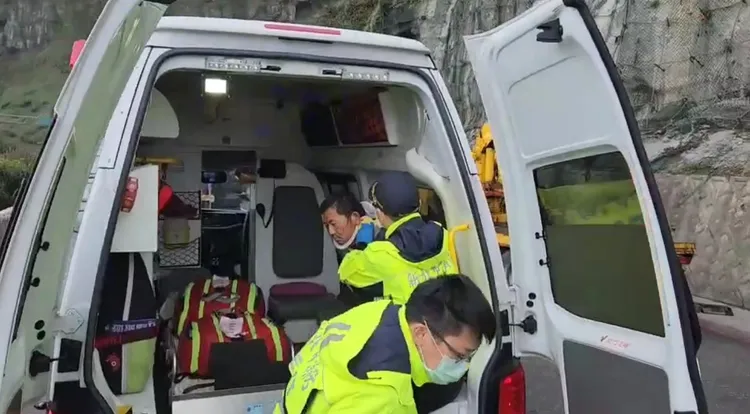 廖姓駕駛頭部受傷，送醫後已無大礙。翻攝畫面