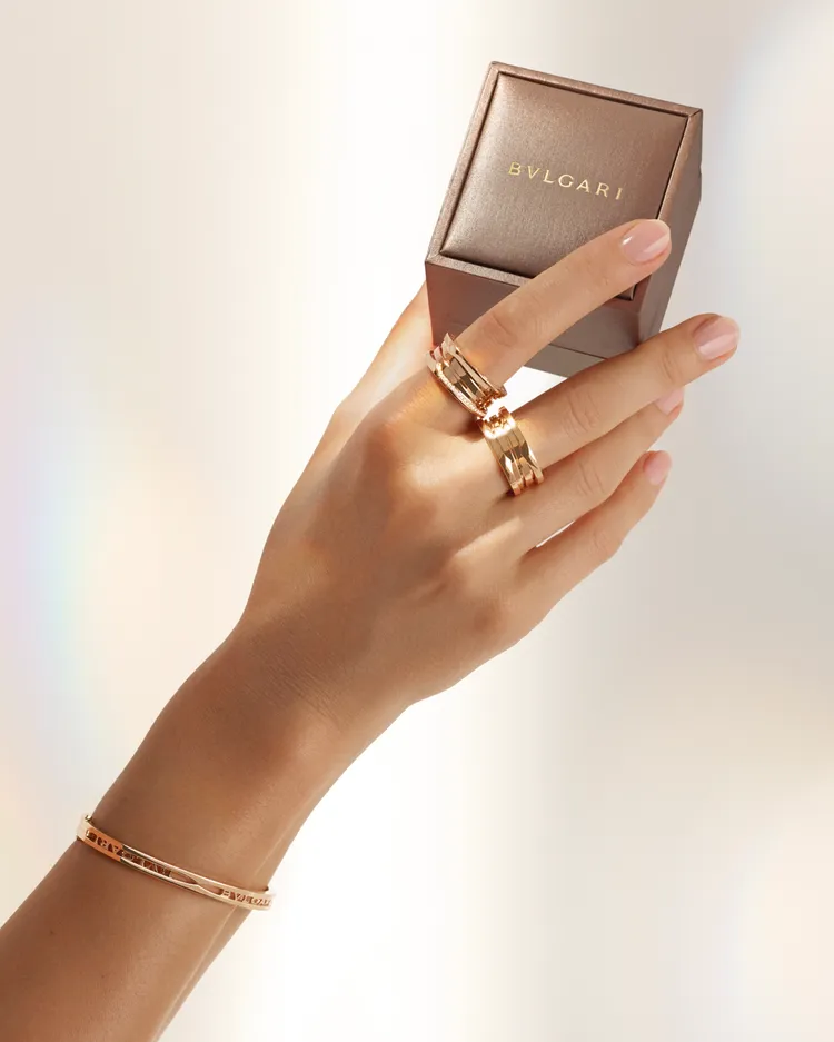 趁西洋情人節前夕，寶格麗獻上可與Lisa配成「CP款」的B.zero1系列戒指、手環。品牌提供