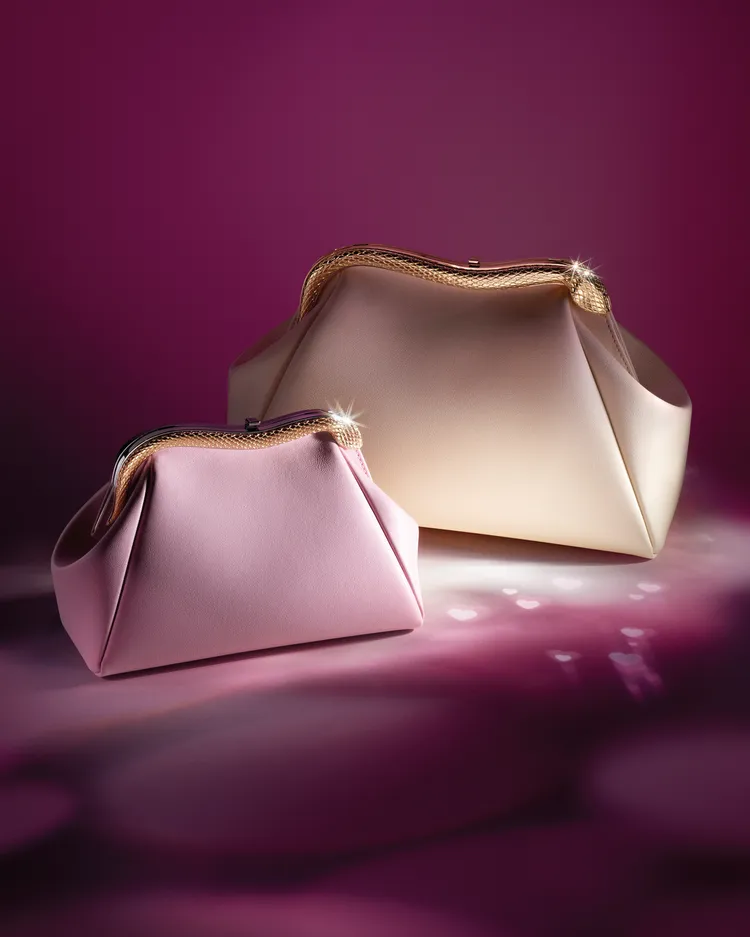 寶格麗Serpentine Pouch玫瑰石英色小牛皮手拿包（左）9萬2600元、象牙蛋白石色小牛皮手拿包10萬4500元。品牌提供