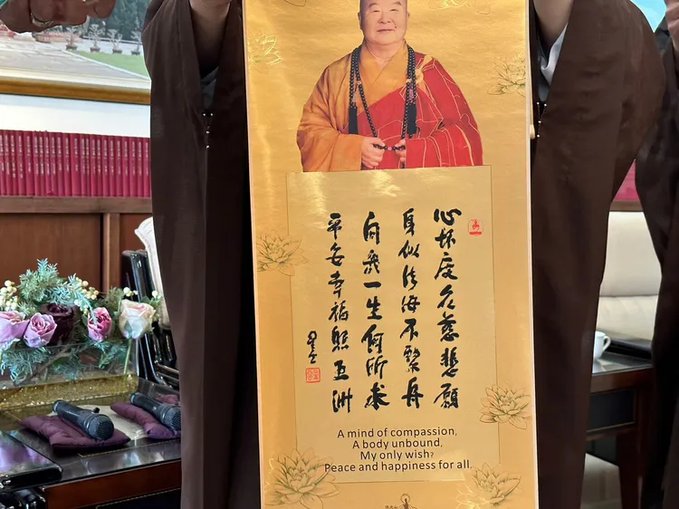 郭台銘夫婦今前往弔唁星雲法師，獲贈星雲法師的墨寶。郭辦提供