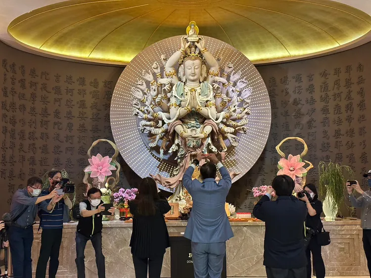 郭台銘與太太曾馨瑩今前往弔唁星雲法師，也在佛光山參拜。郭辦提供