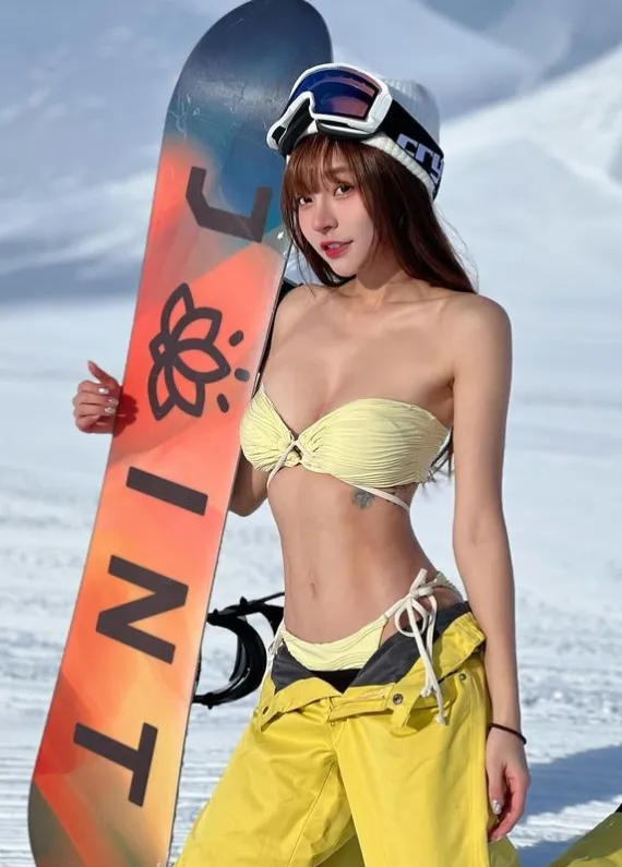 林襄雪地中脫了。翻攝自林襄IG