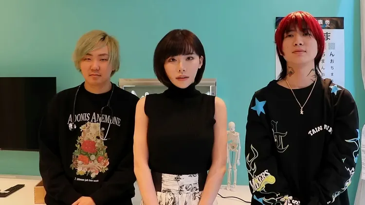 深田詠美在Repezen Foxx成員陪同下拍影片道歉。翻攝自深田詠美YouTube