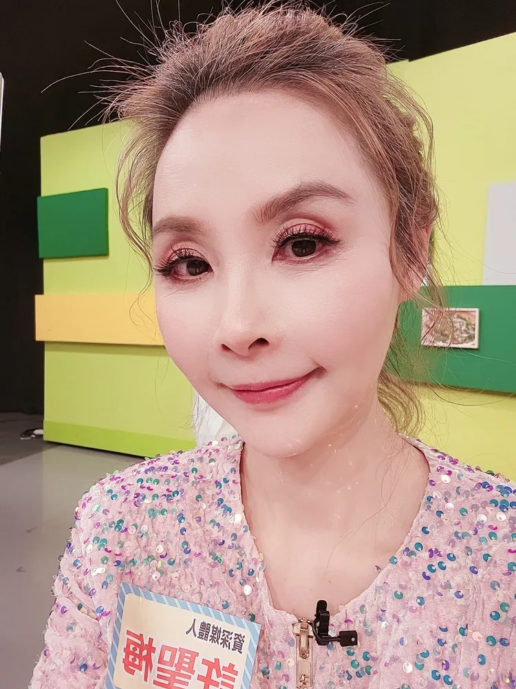 名嘴許聖梅日前骨折，近日坐輪椅上通告。翻攝許聖梅臉書粉專