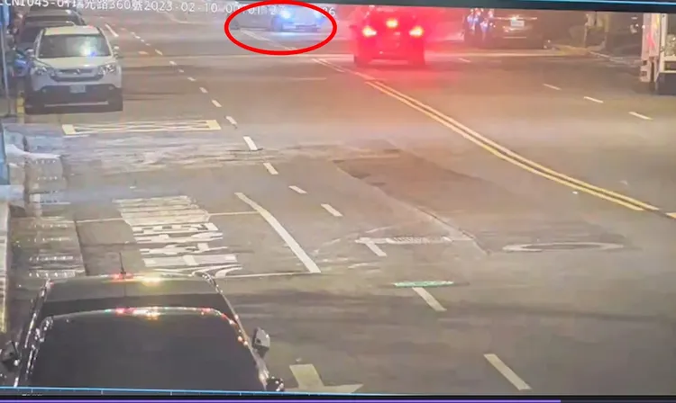 特斯拉轎車失控衝到對向人行道，載自撞路樹。翻攝畫面