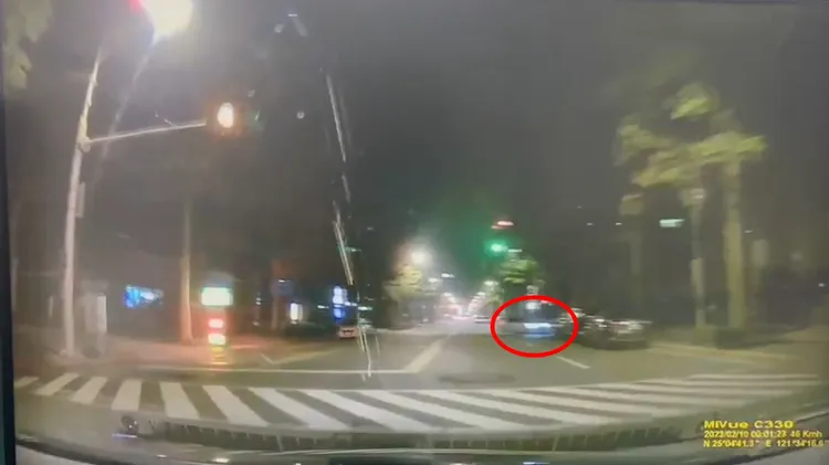 特斯拉轎車失控衝到對向人行道。翻攝畫面
