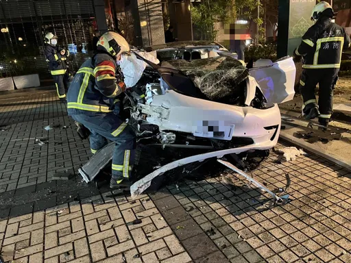 撞擊片｜路樹瞬間斷裂替他擋死劫！特斯拉差一點就撞上他　酒駕男竟這原因開上路