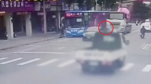 先擦撞公車倒地再遭水泥車輾雙腳 新北男騎士送醫不治