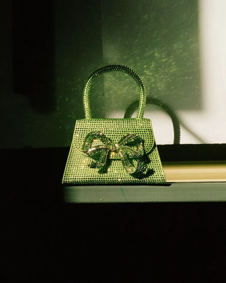 self-portrait旗下飾有立體蝴蝶結的Bow Bag，是近期時尚網紅、潮人爭相使用的熱門單品。翻攝mrselfportrait IG