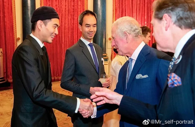 self-portrait品牌創辦人Han Chong（左），日前受到了英王查理3世的接見。翻攝self-portrait微博