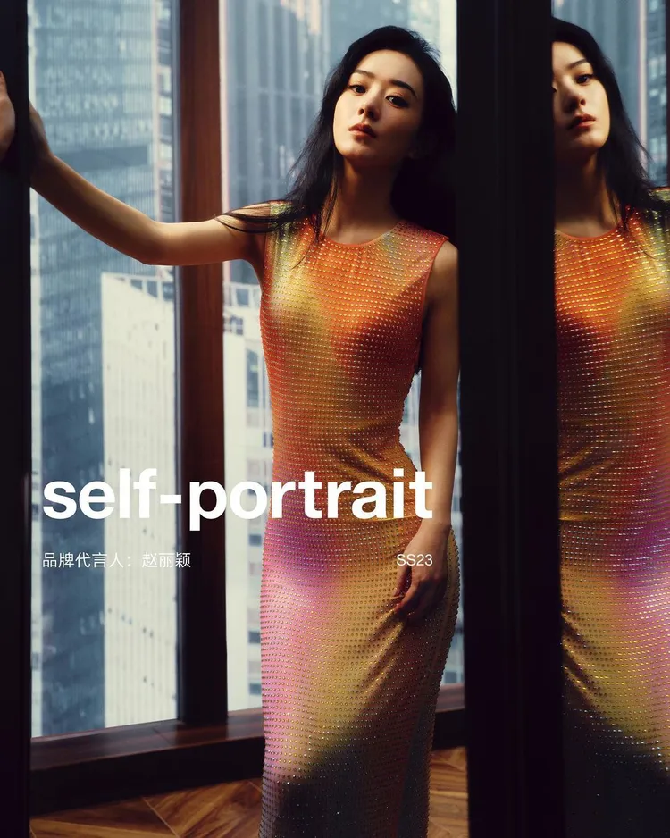 趙麗穎以冷面美顏演繹的self-portrait 2023春夏廣告，獲得許多粉絲的好評。翻攝mrselfportrait IG