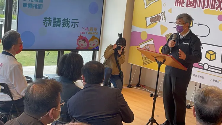 陳建仁致詞時，鄭文燦一度坐在陳的位置上向總統貼身報告。張沛森攝